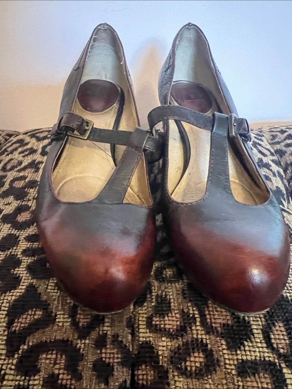 FRYE AND CO. Two-Tone oxblood brown Lois T-Strap Leather wedge heels size 8. - Picture 8 of 9
